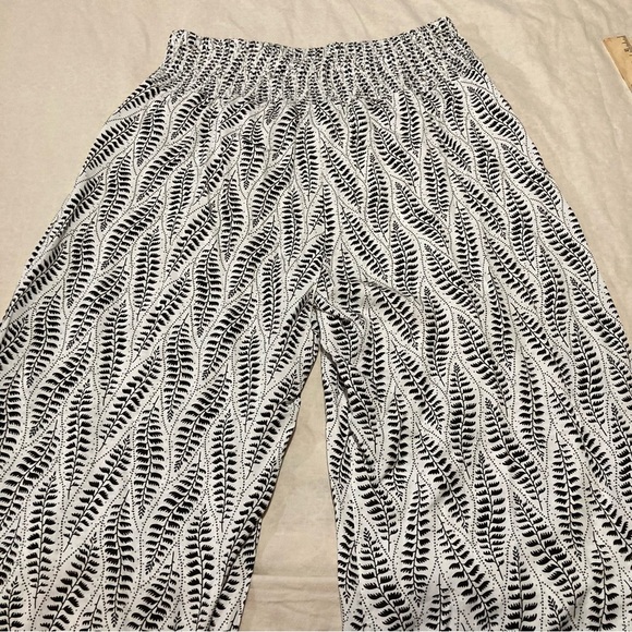 Ethyl Clothing Float On Pant - Stockton | Pilazzo Pant | Petal Hem | Wide Waist - Picture 8 of 15